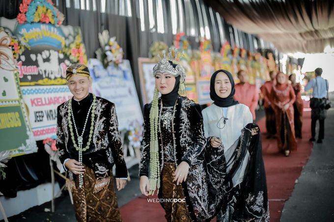 Pernikahan Juan dan Bulan // Sebuah Kisah dalam Balutan Keanggunan by Kayuwangi Wedding Planner & Organizer - 030