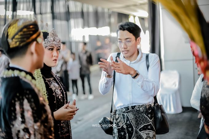 Pernikahan Juan dan Bulan // Sebuah Kisah dalam Balutan Keanggunan by Kayuwangi Wedding Planner & Organizer - 031