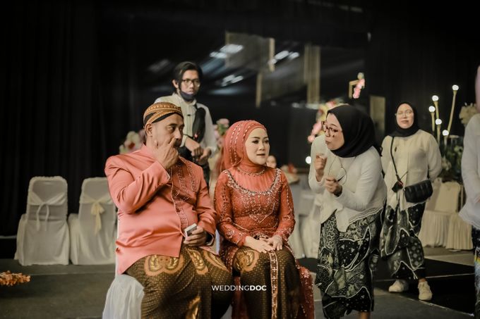 Pernikahan Juan dan Bulan // Sebuah Kisah dalam Balutan Keanggunan by Kayuwangi Wedding Planner & Organizer - 039