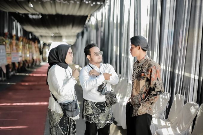 Pernikahan Juan dan Bulan // Sebuah Kisah dalam Balutan Keanggunan by Kayuwangi Wedding Planner & Organizer - 018