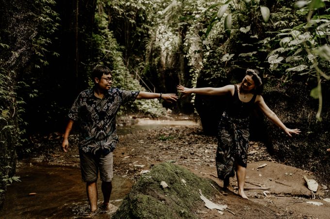 Jodie & Jennifer Pre Wedding Bali by AKSA Creative - 040