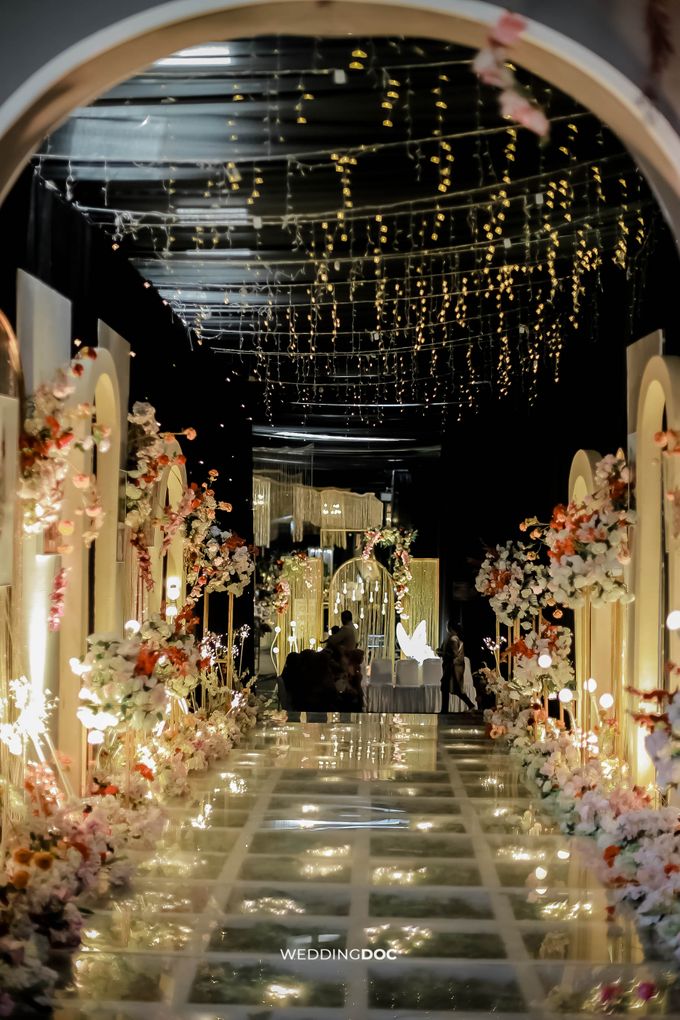 Pernikahan Juan dan Bulan // Sebuah Kisah dalam Balutan Keanggunan by Kayuwangi Wedding Planner & Organizer - 009