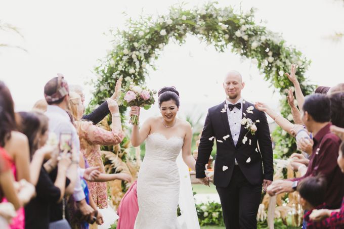 Ian & Farra Intimate Beach Villa Wedding by Vilia Wedding Planner - 027 Ian & Farra Intimate Beach Villa Wedding by Vilia Wedding Planner - 027