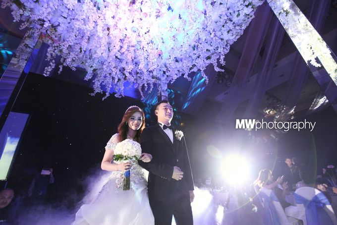 Beautiful Wedding at Mercure Hotel Surabaya by Five Stars Wedding Organizer by Moire Photo & Video - 012 Beautiful Wedding at Mercure Hotel Surabaya by Five Stars Wedding Organizer by Moire Photo & Video - 012