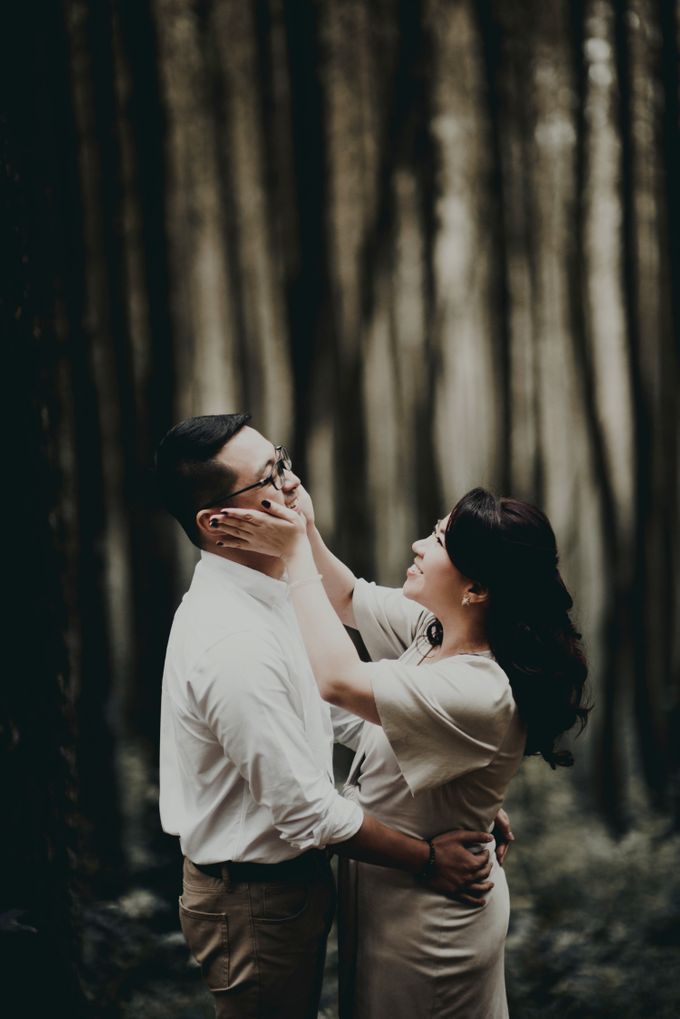 Karlina & Ariyanto Engagement Session by ATIPATTRA - 004