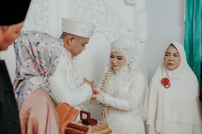 Kebaya Akad Nikah Muslimah Elegant White Egi & Nuri by LAKSMI 0817 0370 7670 by LAKSMI - Kebaya Muslimah & Islamic Bride - 011