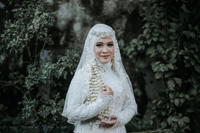 Kebaya Akad Nikah Muslimah Elegant White Egi & Nuri by LAKSMI 0817 0370 7670 by LAKSMI - Kebaya Muslimah & Islamic Bride - 006
