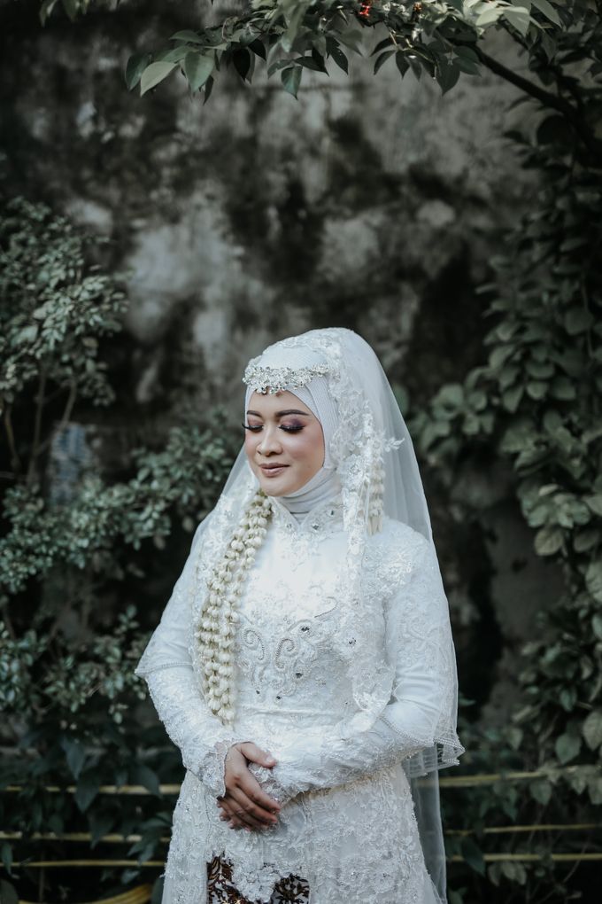 Kebaya Akad Nikah Muslimah Elegant White Egi & Nuri by LAKSMI 0817 0370 7670 by LAKSMI - Kebaya Muslimah & Islamic Bride - 004