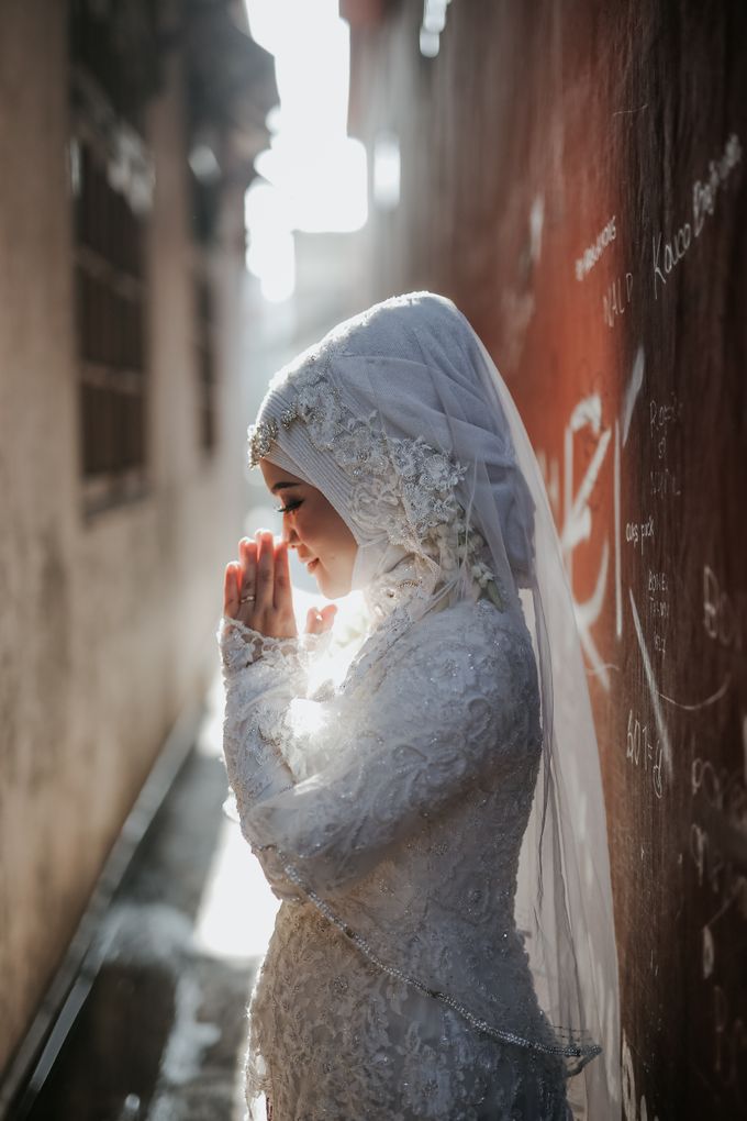 Kebaya Akad Nikah Muslimah Elegant White Egi & Nuri by LAKSMI 0817 0370 7670 by LAKSMI - Kebaya Muslimah & Islamic Bride - 005