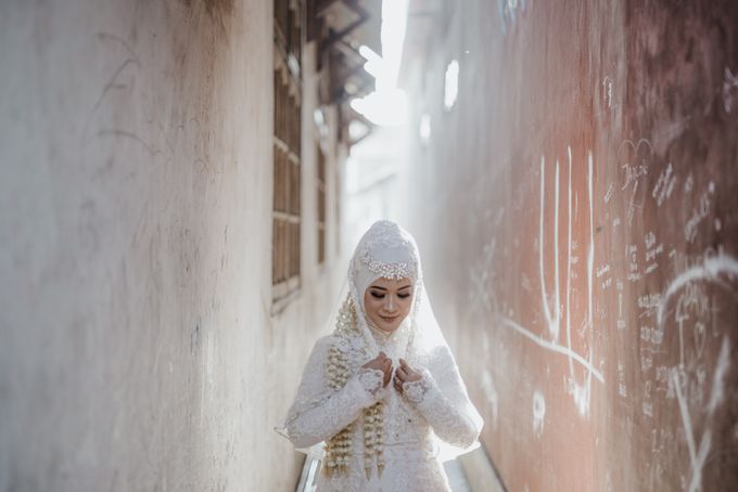 Kebaya Akad Nikah Muslimah Elegant White Egi & Nuri by LAKSMI 0817 0370 7670 by LAKSMI - Kebaya Muslimah & Islamic Bride - 007