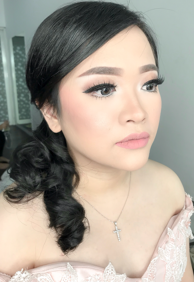 Makeup & Hairdo Bride for ms Yulia by Kezia Felania Make Up Artist - 003