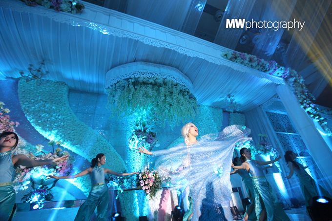 Beautiful Wedding at Mercure Hotel Surabaya by Five Stars Wedding Organizer by Moire Photo & Video - 013 Beautiful Wedding at Mercure Hotel Surabaya by Five Stars Wedding Organizer by Moire Photo & Video - 013