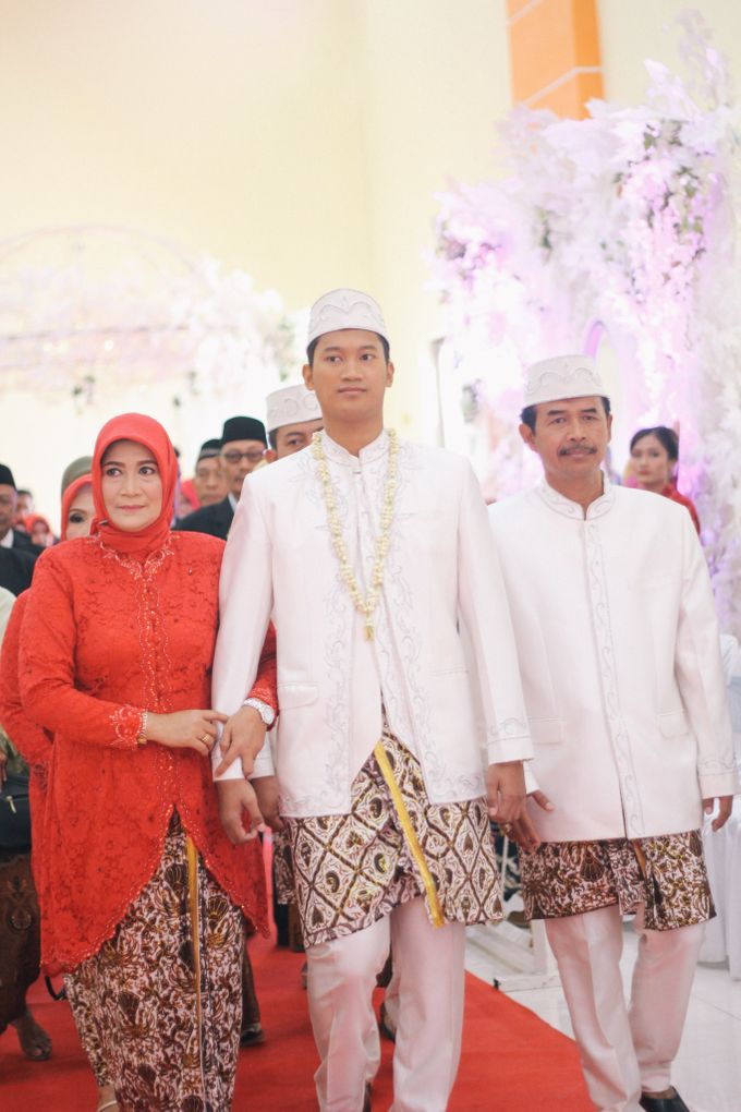 Kebaya Pernikahan Mega & Pratama by Laksmi 0817 0370 7670 by LAKSMI - Kebaya Muslimah & Islamic Bride - 001 Kebaya Pernikahan Mega & Pratama by Laksmi 0817 0370 7670 by LAKSMI - Kebaya Muslimah & Islamic Bride - 001