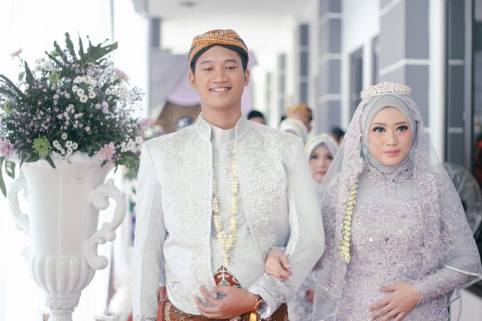 Kebaya Pernikahan Mega & Pratama by Laksmi 0817 0370 7670 by LAKSMI - Kebaya Muslimah & Islamic Bride - 005 Kebaya Pernikahan Mega & Pratama by Laksmi 0817 0370 7670 by LAKSMI - Kebaya Muslimah & Islamic Bride - 005