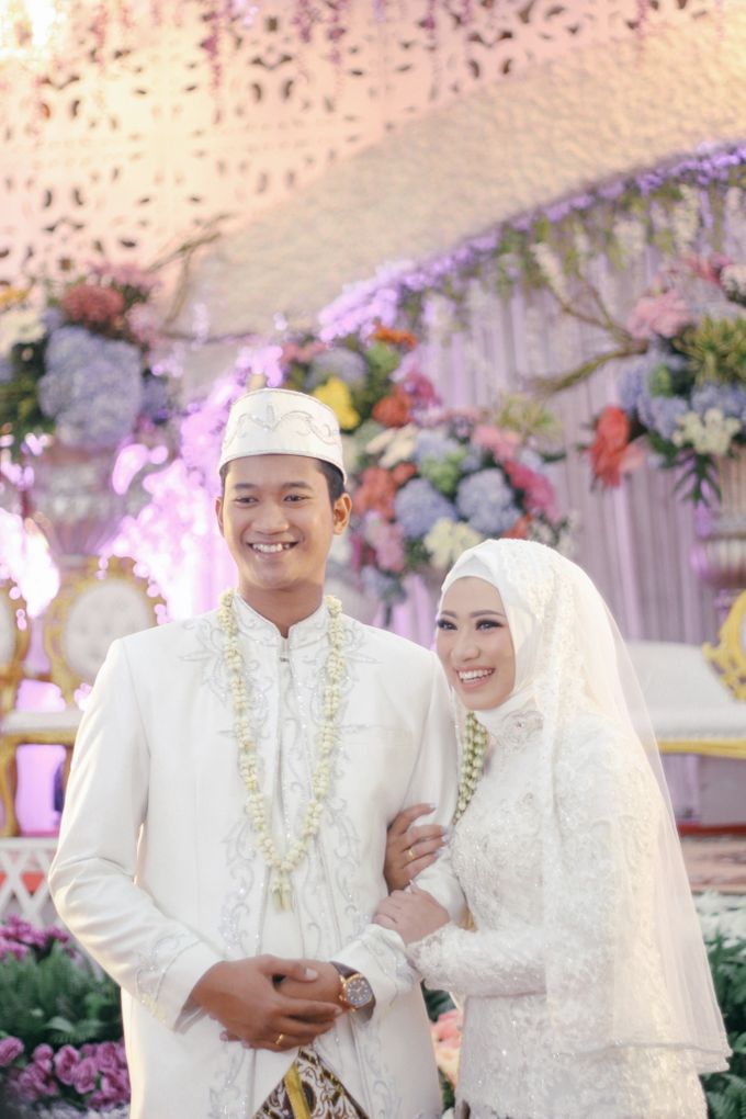 Kebaya Pernikahan Mega & Pratama by Laksmi 0817 0370 7670 by LAKSMI - Kebaya Muslimah & Islamic Bride - 003 Kebaya Pernikahan Mega & Pratama by Laksmi 0817 0370 7670 by LAKSMI - Kebaya Muslimah & Islamic Bride - 003