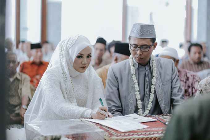 Akad Nikah Putri & Agus by Laksmi 0817 0370 7670 by LAKSMI - Kebaya Muslimah & Islamic Bride - 004