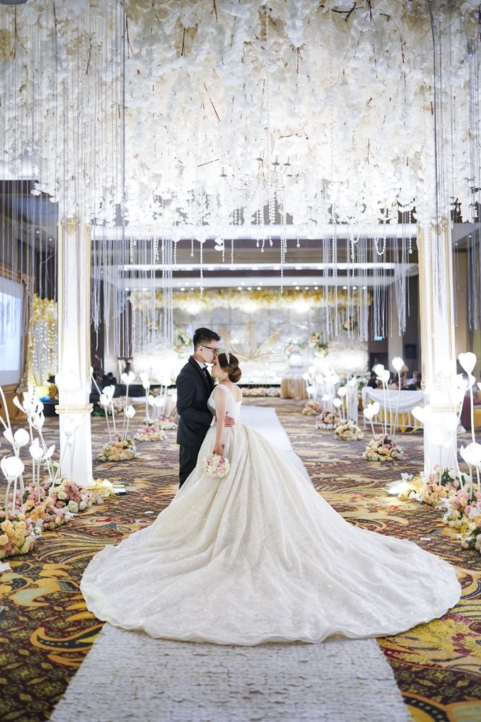 Wedding Of Leo & Eka by eL Royale Hotel Bandung d/h Grand Royal Panghegar - 013 Wedding Of Leo & Eka by eL Royale Hotel Bandung d/h Grand Royal Panghegar - 013