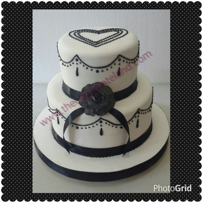 Black and white wedding cake by The Chocolate Land - 001