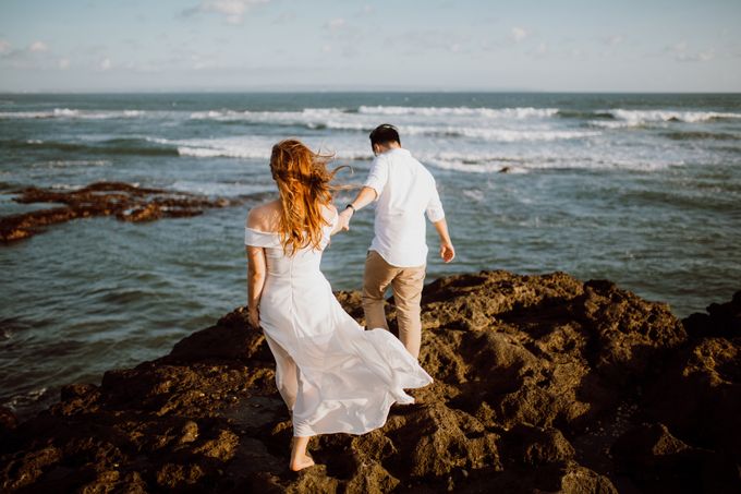 Chic Beach Villa & Golden Hour Engagement Shoot by FIRE, WOOD & EARTH - 018