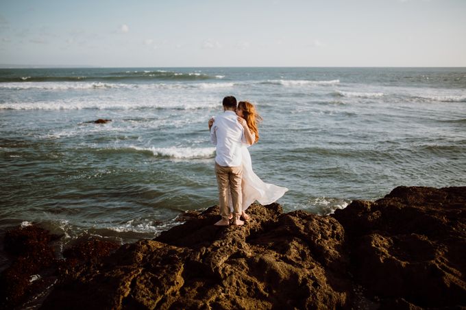 Chic Beach Villa & Golden Hour Engagement Shoot by FIRE, WOOD & EARTH - 019