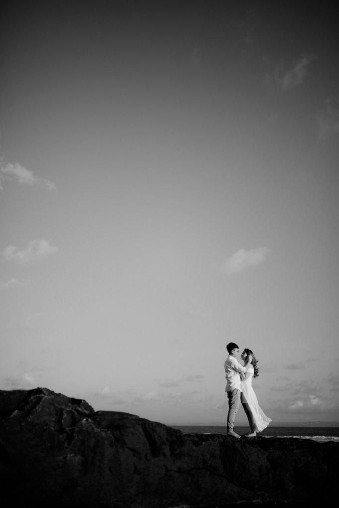 Chic Beach Villa & Golden Hour Engagement Shoot by FIRE, WOOD & EARTH - 020