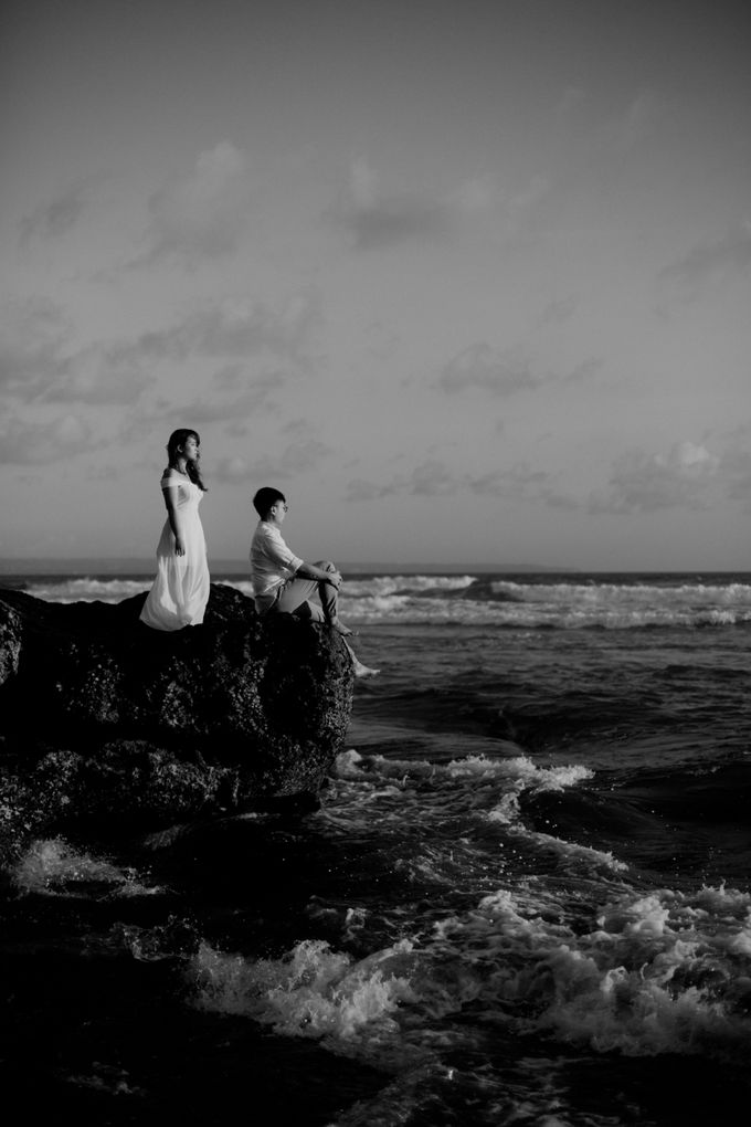 Chic Beach Villa & Golden Hour Engagement Shoot by fire, wood & earth - 023 Chic Beach Villa & Golden Hour Engagement Shoot by fire, wood & earth - 023