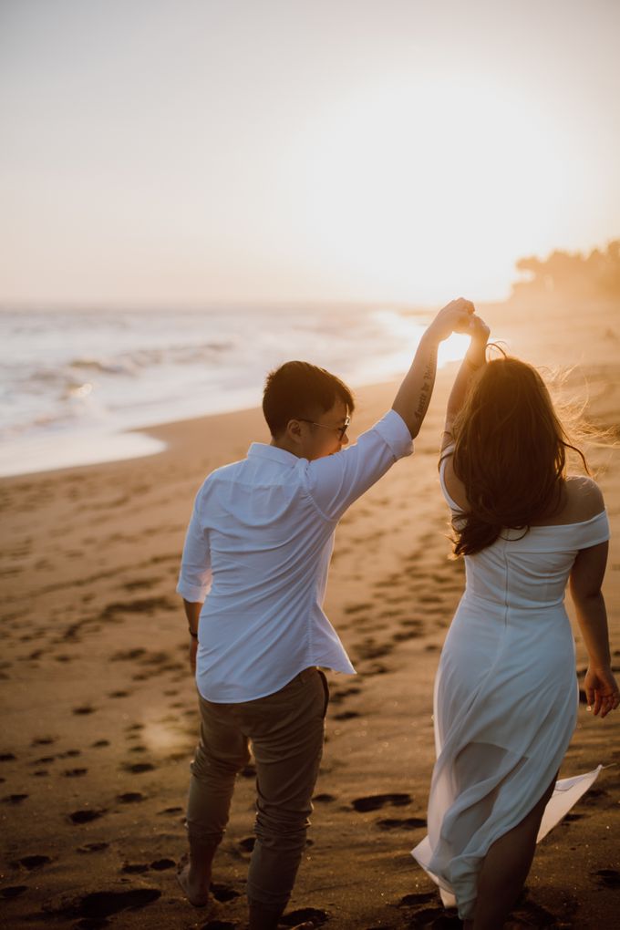 Chic Beach Villa & Golden Hour Engagement Shoot by FIRE, WOOD & EARTH - 028