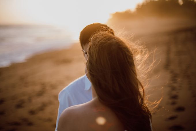 Chic Beach Villa & Golden Hour Engagement Shoot by FIRE, WOOD & EARTH - 029