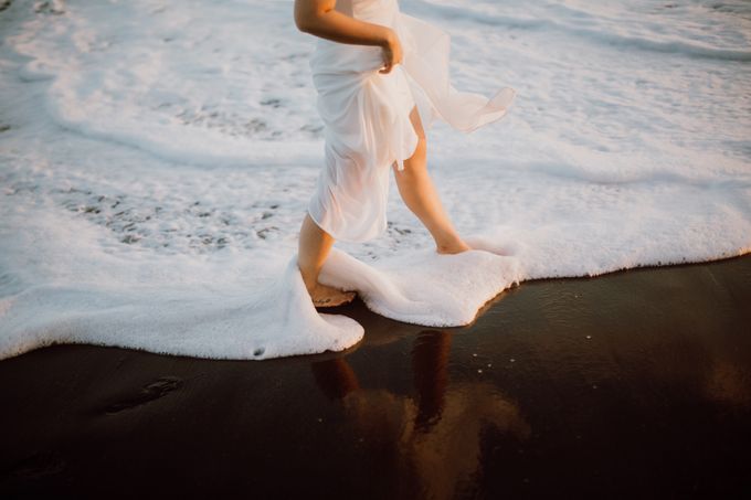 Chic Beach Villa & Golden Hour Engagement Shoot by fire, wood & earth - 030 Chic Beach Villa & Golden Hour Engagement Shoot by fire, wood & earth - 030