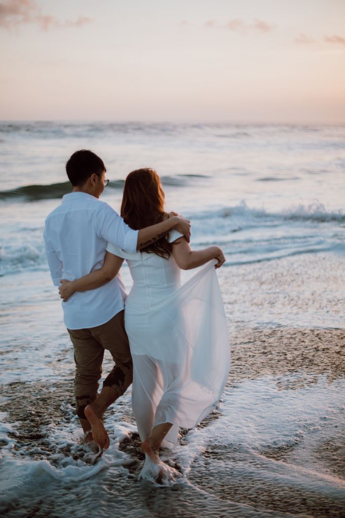 Chic Beach Villa & Golden Hour Engagement Shoot by FIRE, WOOD & EARTH - 031