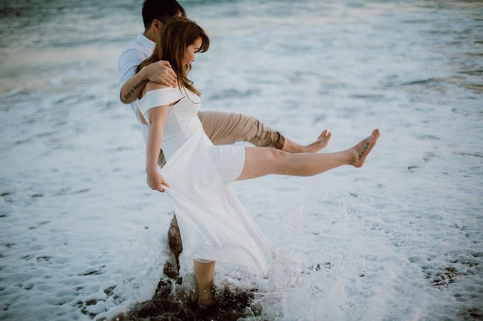 Chic Beach Villa & Golden Hour Engagement Shoot by FIRE, WOOD & EARTH - 032