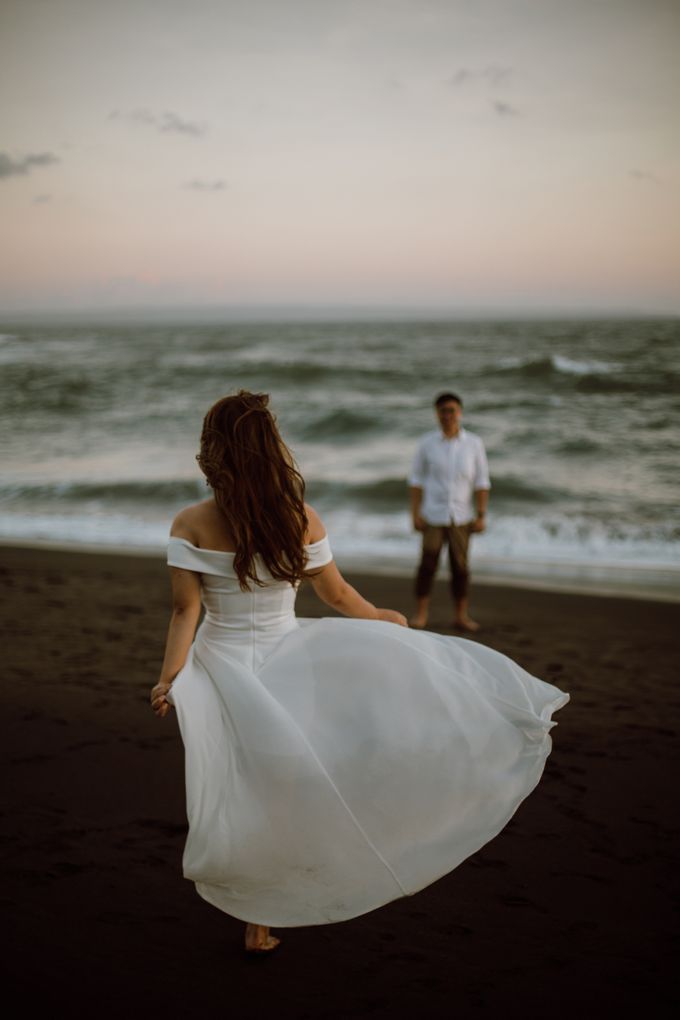 Chic Beach Villa & Golden Hour Engagement Shoot by FIRE, WOOD & EARTH - 034