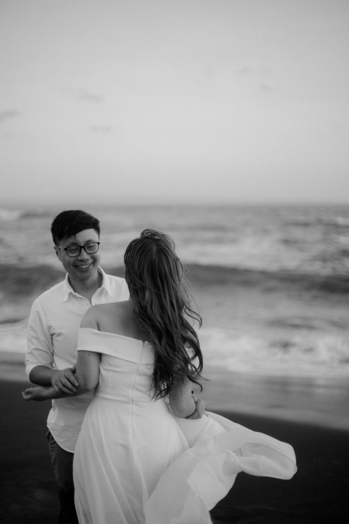Chic Beach Villa & Golden Hour Engagement Shoot by fire, wood & earth - 035 Chic Beach Villa & Golden Hour Engagement Shoot by fire, wood & earth - 035