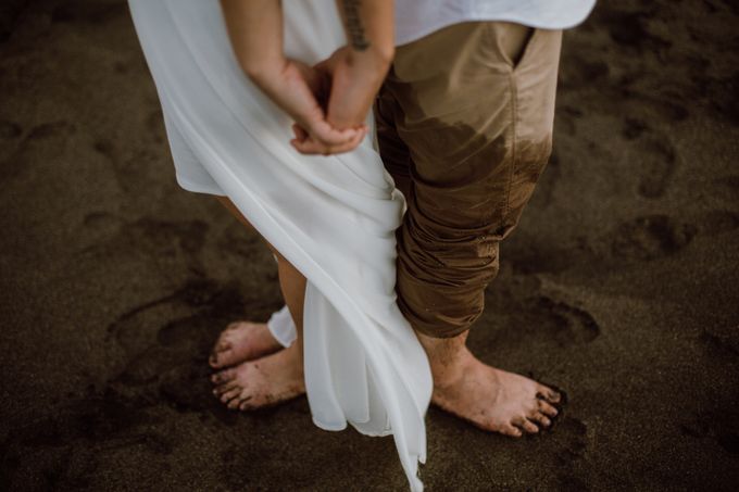 Chic Beach Villa & Golden Hour Engagement Shoot by FIRE, WOOD & EARTH - 038