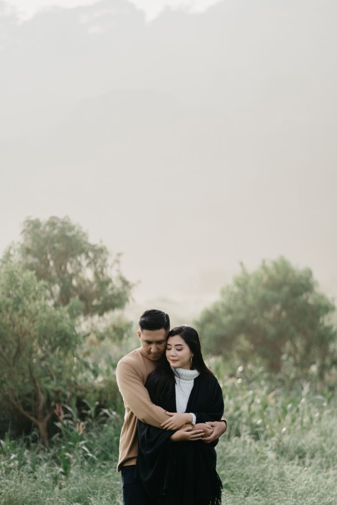 Prewedding at Danau Tamblingan Bali by Mariyasa - 002