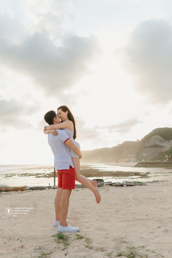 Prewedding di Pantai Melasti | Tugunk Pictures | Bridestory