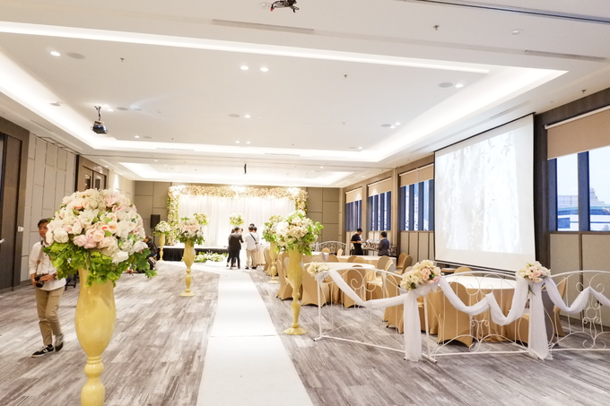 Sky Ball Room Wedding Alfian & Debby @ sky ball room by Surya Wedding Consultant - 015