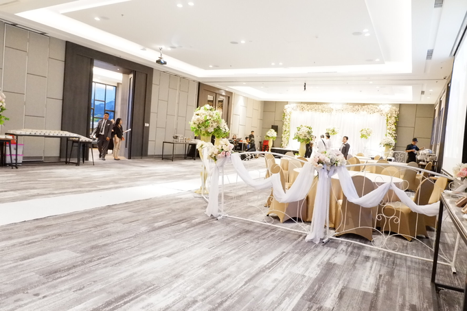 Sky Ball Room Wedding Alfian & Debby @ sky ball room by Surya Wedding Consultant - 016