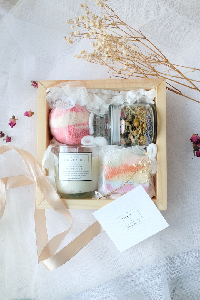 Hamper for bridesmaids kit by mondee