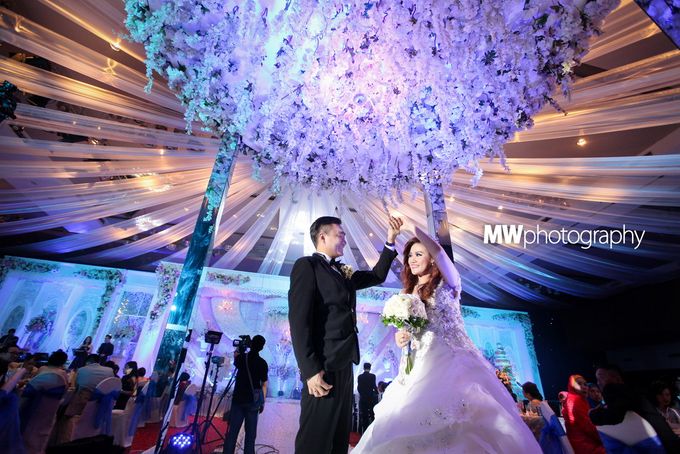 Beautiful Wedding at Mercure Hotel Surabaya by Five Stars Wedding Organizer by Moire Photo & Video - 015 Beautiful Wedding at Mercure Hotel Surabaya by Five Stars Wedding Organizer by Moire Photo & Video - 015