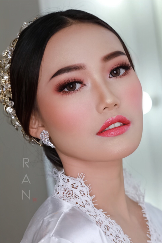 Wedding makeup and hairdo by Natcha Makeup Studio - 002