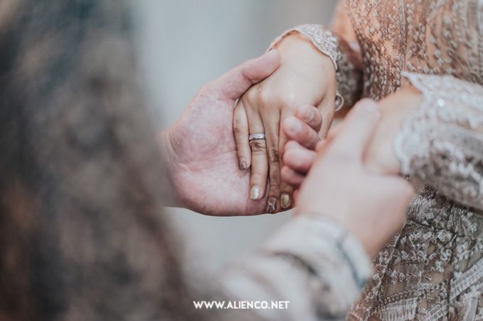 The Engagement of Andari & Fatahillah by alienco photography - 033