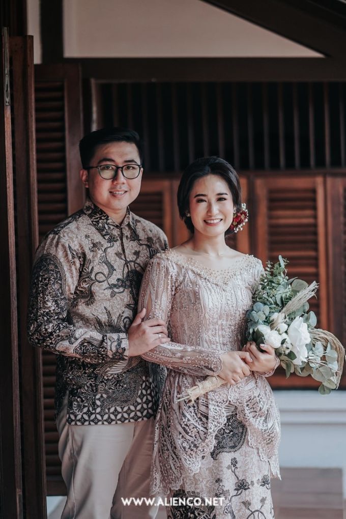 The Engagement of Andari & Fatahillah by alienco photography - 038