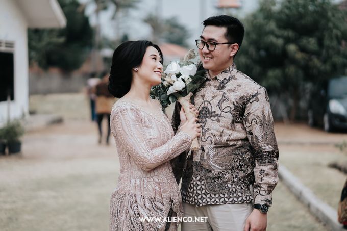 The Engagement of Andari & Fatahillah by alienco photography - 050