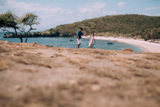 Destination Prewedding Lombok with Diverse Magnificent Landscapes by FIRE, WOOD & EARTH - 049