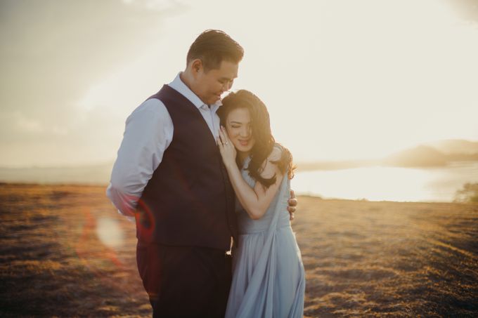 Destination Prewedding Lombok with Diverse Magnificent Landscapes by FIRE, WOOD & EARTH - 005