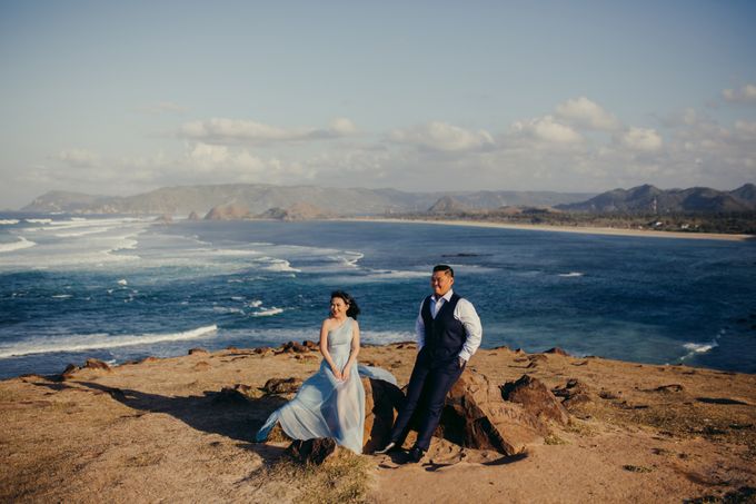 Destination Prewedding Lombok with Diverse Magnificent Landscapes by FIRE, WOOD & EARTH - 008