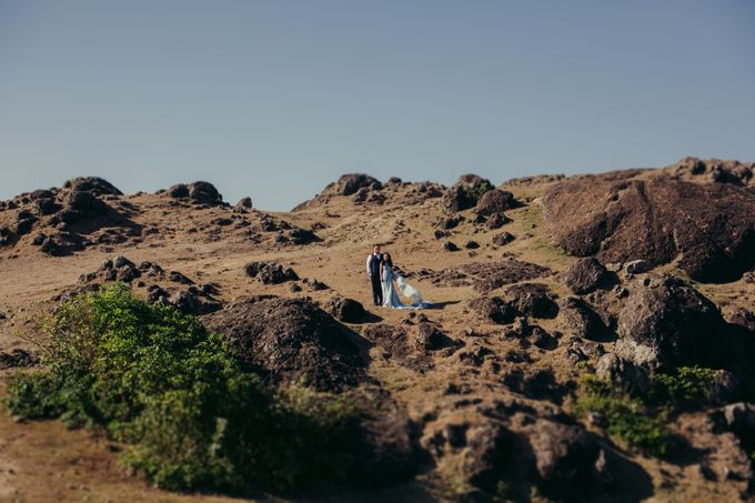 Destination Prewedding Lombok with Diverse Magnificent Landscapes by FIRE, WOOD & EARTH - 011