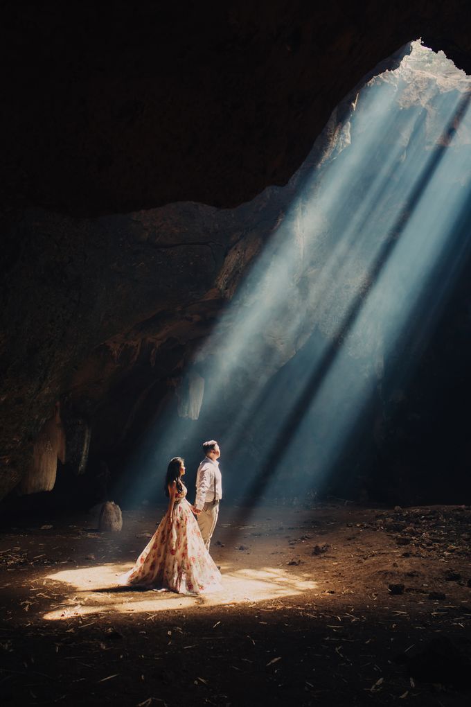 Destination Prewedding Lombok with Diverse Magnificent Landscapes by FIRE, WOOD & EARTH - 014