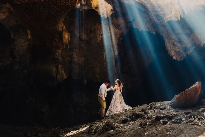 Destination Prewedding Lombok with Diverse Magnificent Landscapes by FIRE, WOOD & EARTH - 018